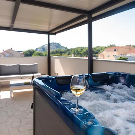 Ideal Holiday Apartment *